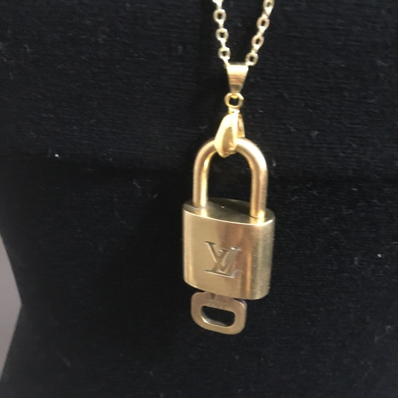 Louis Vuitton lock and key with gold necklace - Picture 6 of 7